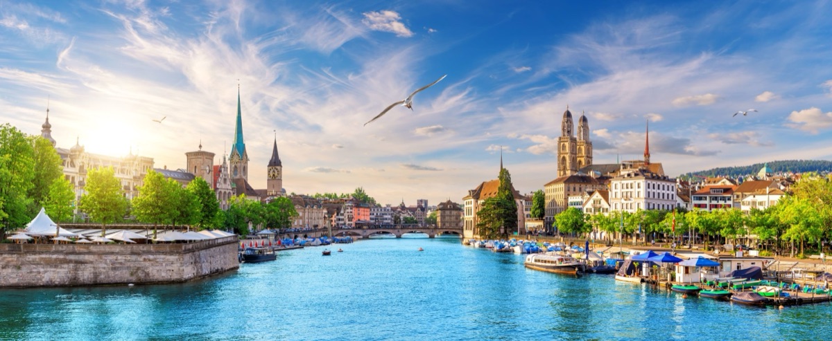 The Limmat in Zurich, with the Fraumünster, the Grossmünster and the quays of the old town