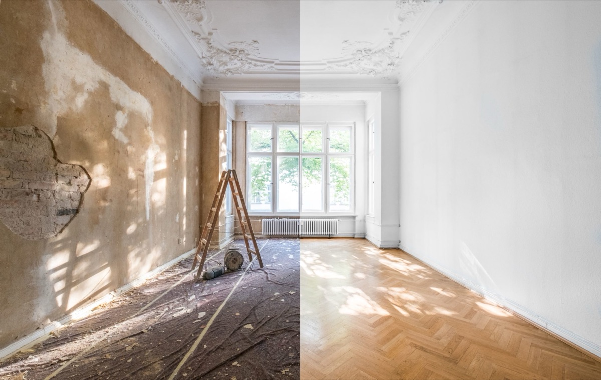 Même pièce d’un appartement ancien montrée avant et après rénovation, murs décrépis d’un côté, murs blancs et parquet de l’autre