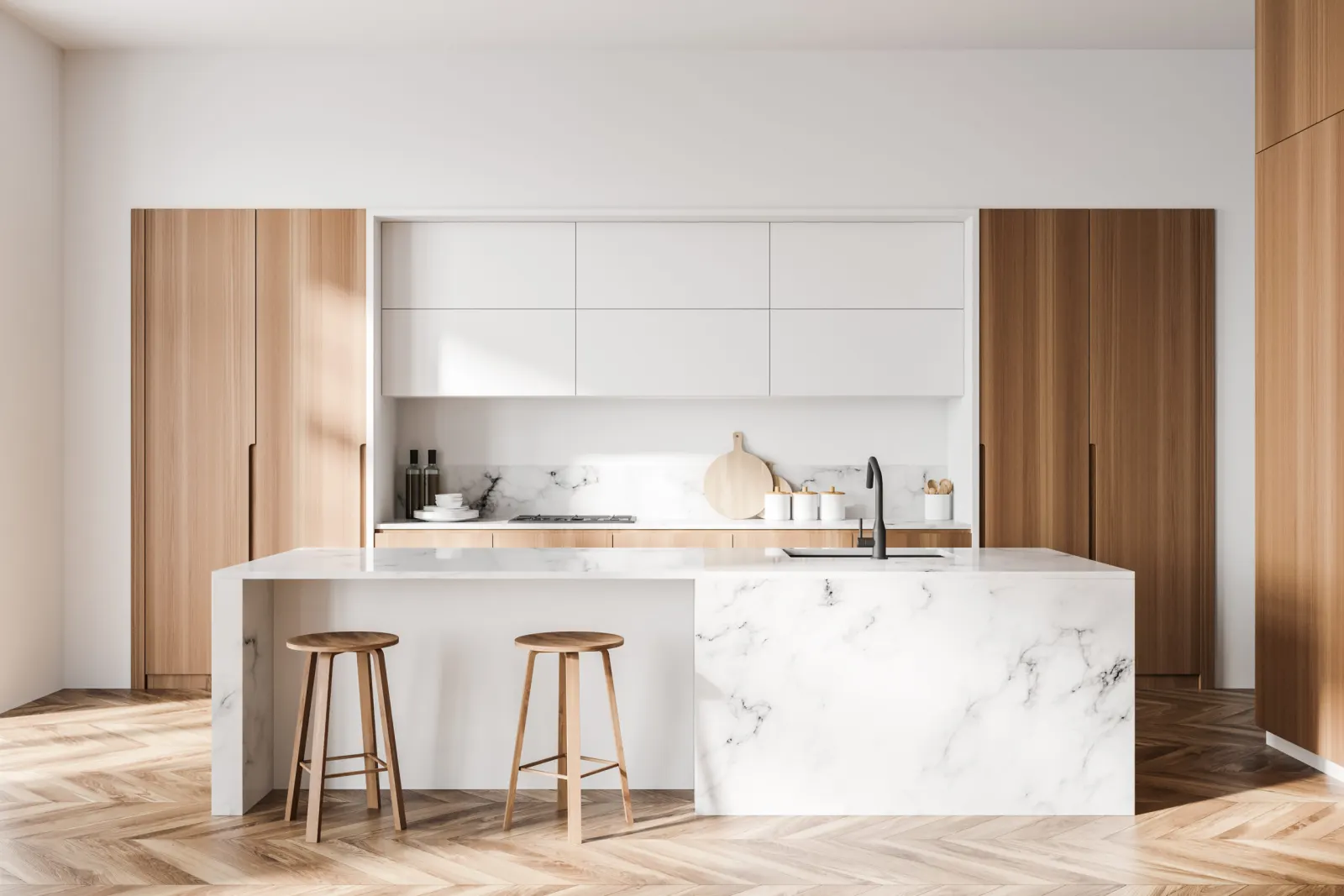 Cuisine blanche et bois avec îlot en marbre, deux tabourets et parquet en chevrons