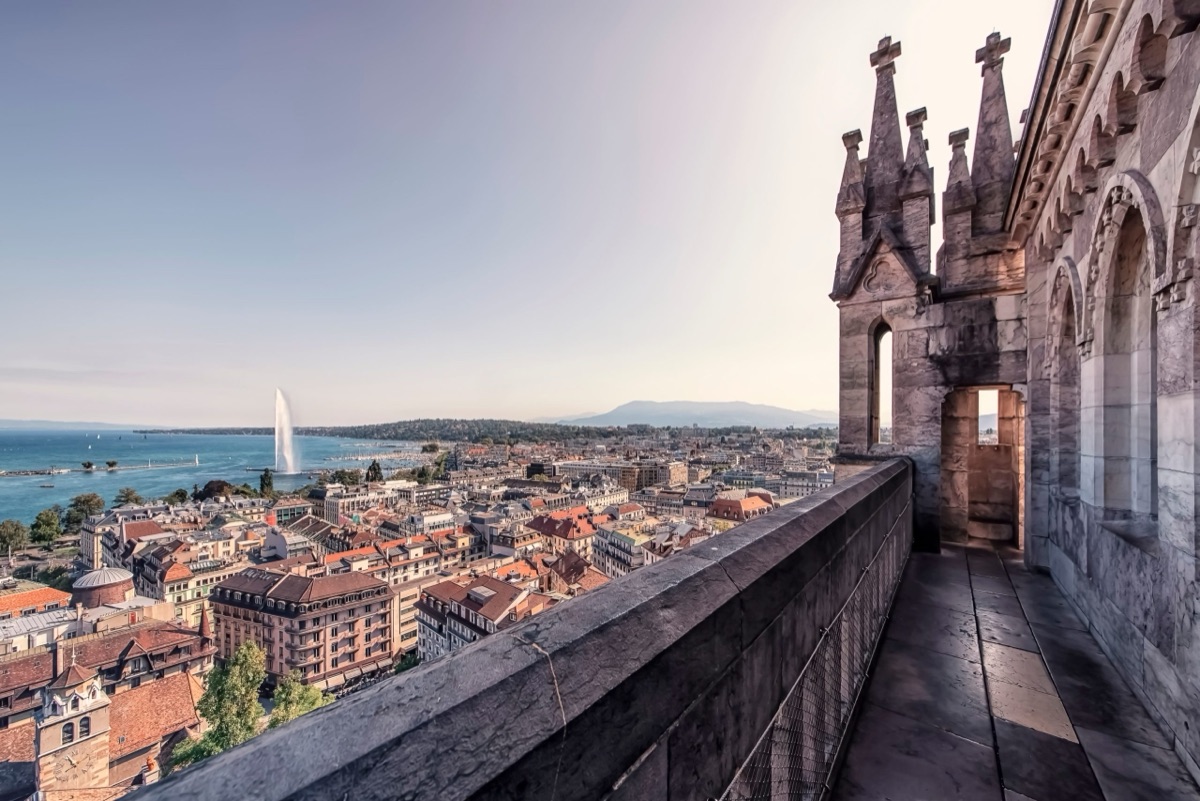 Vue sur les toits de Genève, le lac Léman et le Jet d’eau depuis la galerie d’une tour gothique