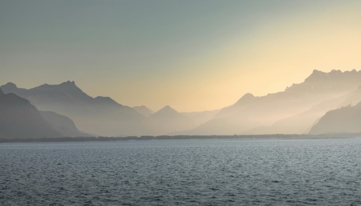 Silhouettes de montagnes dans la brume au-dessus du Léman, en fin de journée