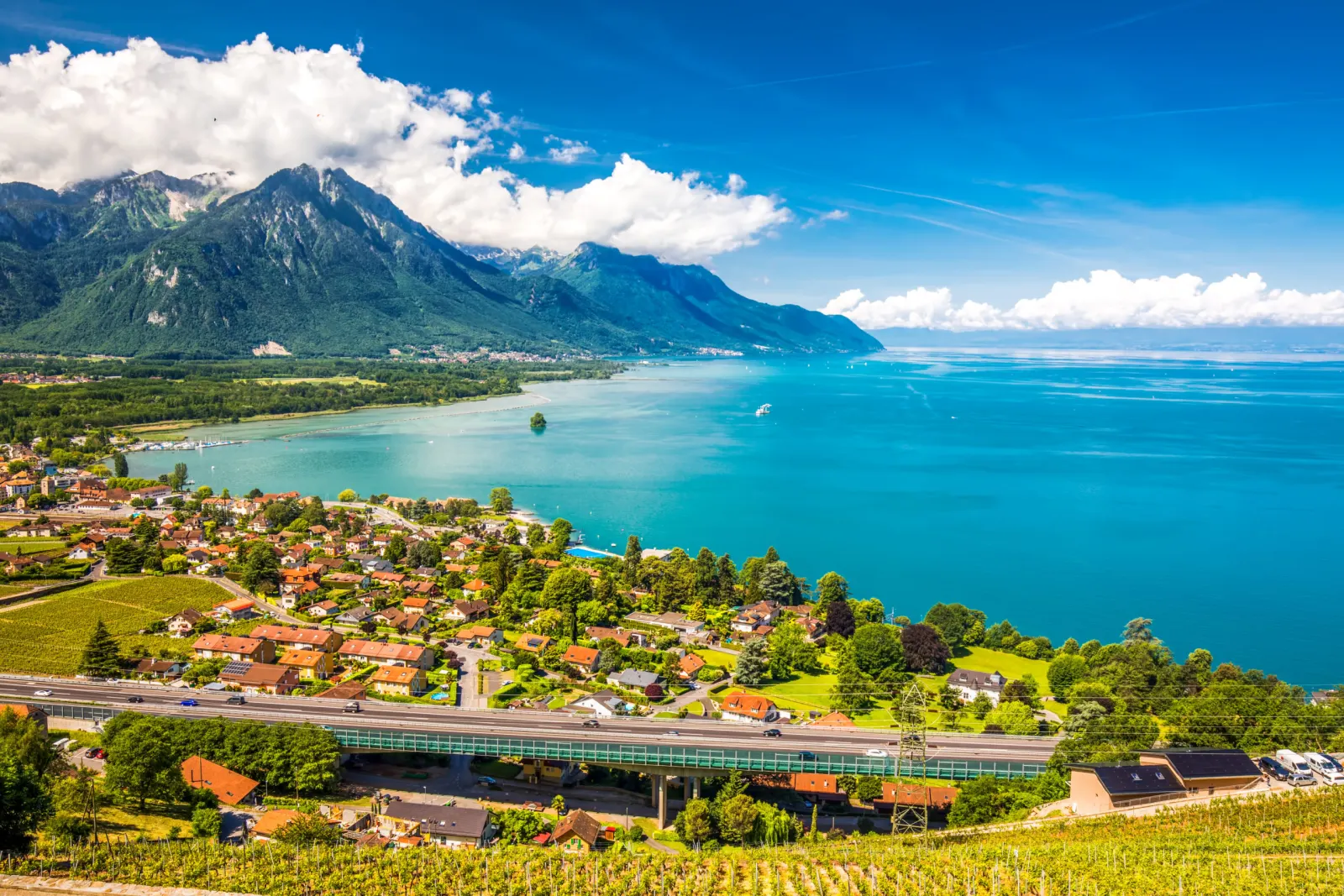 Vue depuis les vignes sur Villeneuve, le Léman et les Alpes, au-dessus de l’autoroute