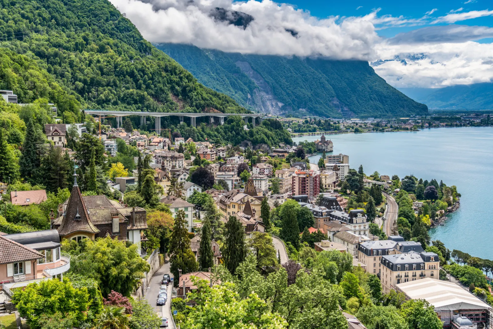 Vue plongeante sur Montreux et le bout du Léman, en direction du Valais