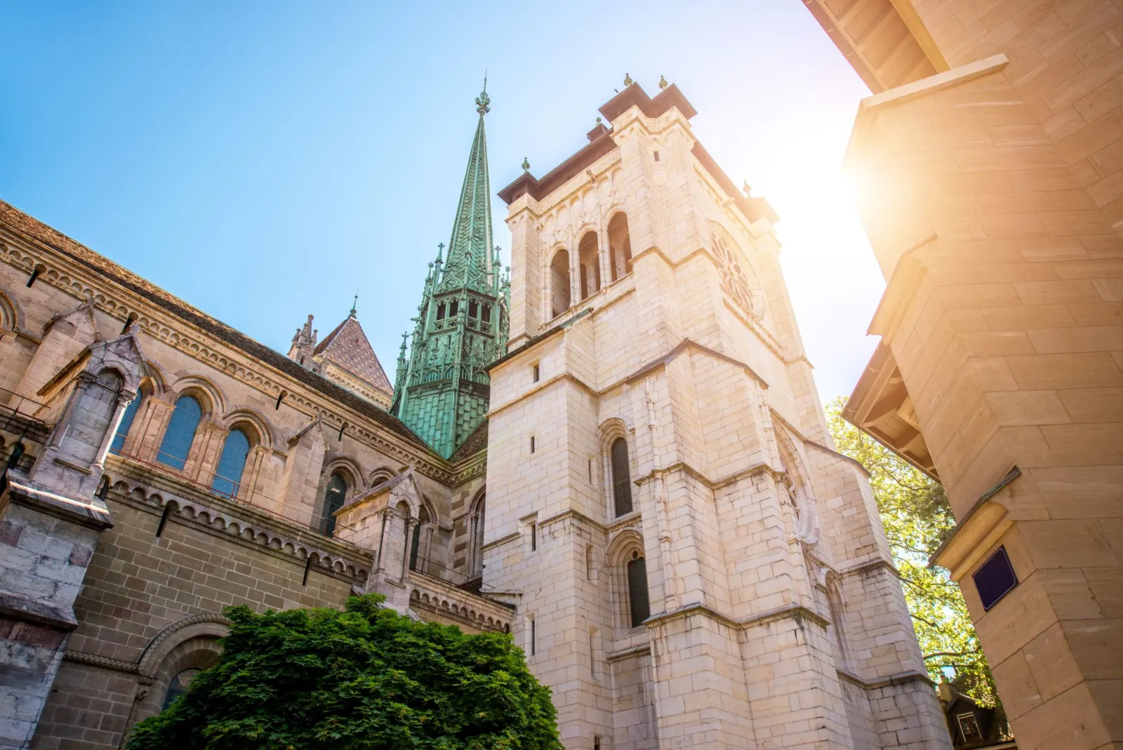 Cathédrale Saint-Pierre et sa flèche, dans la vieille ville de Genève