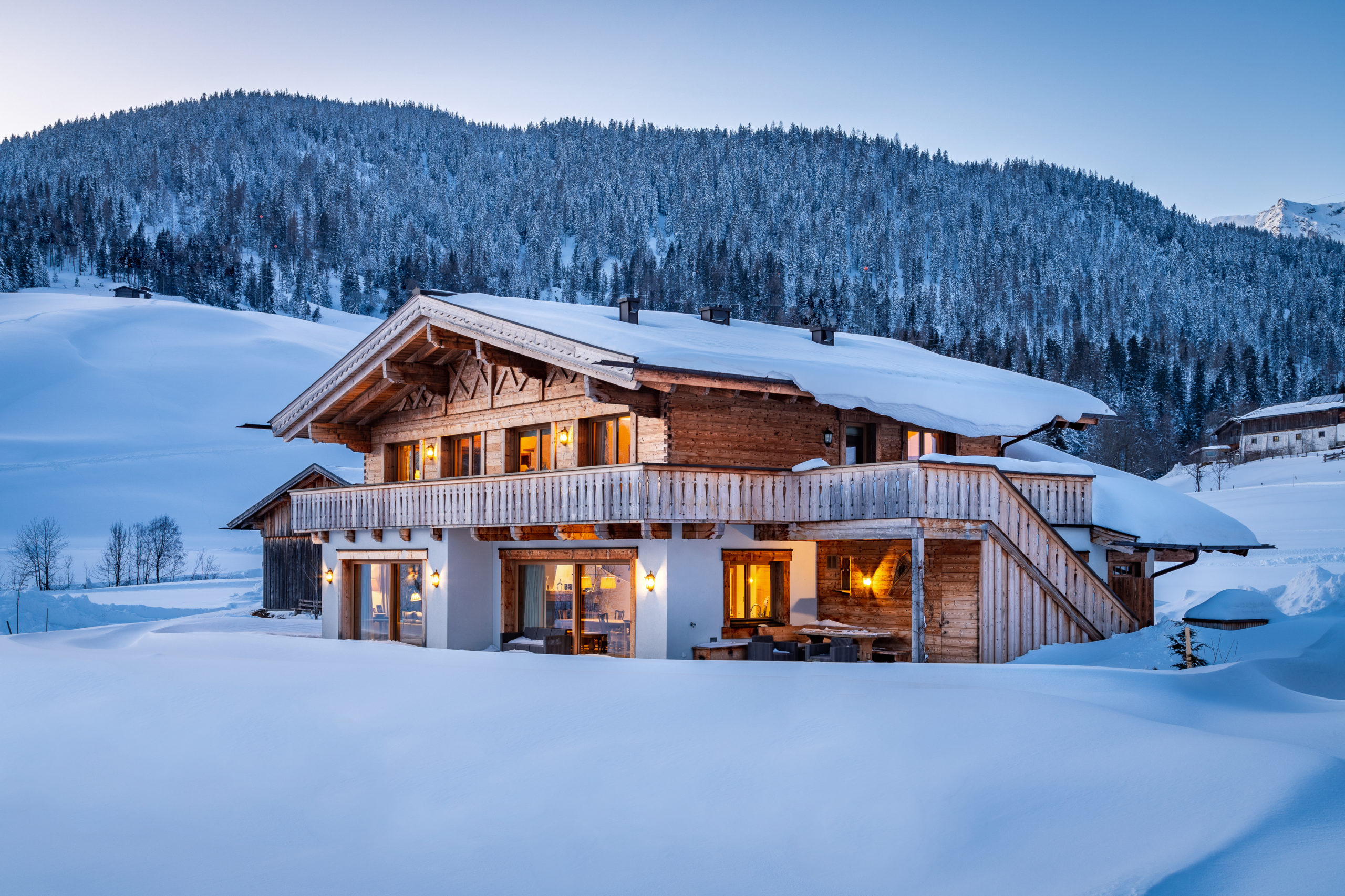 Wooden chalet in the alps on a cold winter evening chalet suisse hiver