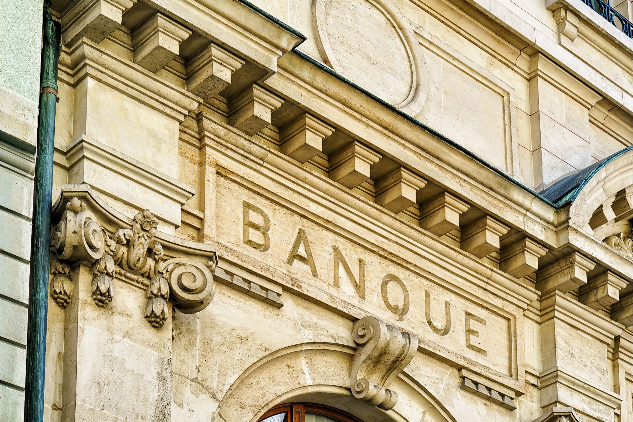 Façade en pierre d’une banque suisse traditionnelle avec l’inscription BANQUE, architecture historique.