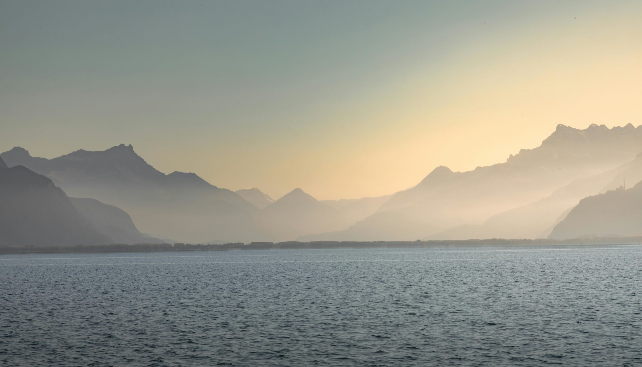 Prise de vue à fleur d'eau de la chaine des Alpes, Vaud